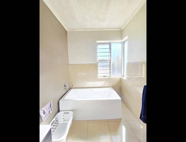 2 BEDROOM APARTMENT FOR SALE IN BRYANSTON